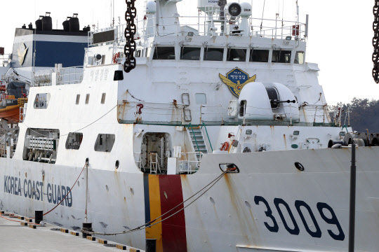 세월호 특수단, 3009함도 압수수색      (목포=연합뉴스) 정회성 기자 = 22일 전남 목포시 죽교동 해경 전용 부두에 목포해경 소속 3009함이 정박해 있다. 이날 해경청 본청 등을 압수수색한 검찰 '세월호 참사 특별수사단'은 참사 당시 구조 현장 지휘선이었던 3009함에서도 자료를 확보했다. 2019.11.22      hs@yna.co.kr  (끝)